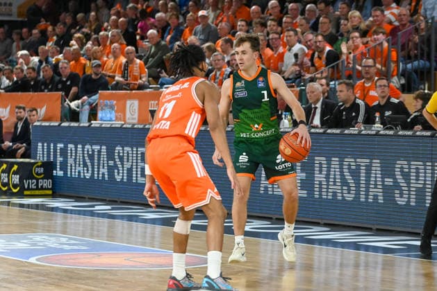 Steven Ashworth VET CONCEPT Gladiators Trier, 01 vs Alonzo Verge jr RASTA Vechta, 11 RASTA Vechta vs VET CONCEPT Gladiators Trier, easyCredit Basketball Bundesliga, Play Ins, Season 2025 2026, 12 05 2026, RASTA Vechta vs VET CONCEPT Gladiators Trier, easyCredit Basketball Bundesliga, Play Ins, Season 2025 2026, 12 05 2026 Vechta Copyright: xEibner-Pressefoto RobertxGertzenx EP_RGN
