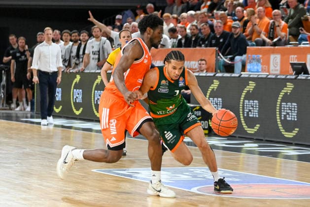 Jordan Roland VET CONCEPT Gladiators Trier, 15 vs TJ Bamba RASTA Vechta, 05 RASTA Vechta vs VET CONCEPT Gladiators Trier, easyCredit Basketball Bundesliga, Play Ins, 2025 2026 season, 12 05 2026, RASTA Vechta vs VET CONCEPT Gladiators Trier, easyCredit Basketball Bundesliga, Play Ins, 2025 2026 season, 12 05 2026 Vechta Copyright: xEibner-Pressefoto RobertxGertzenx EP_RGN