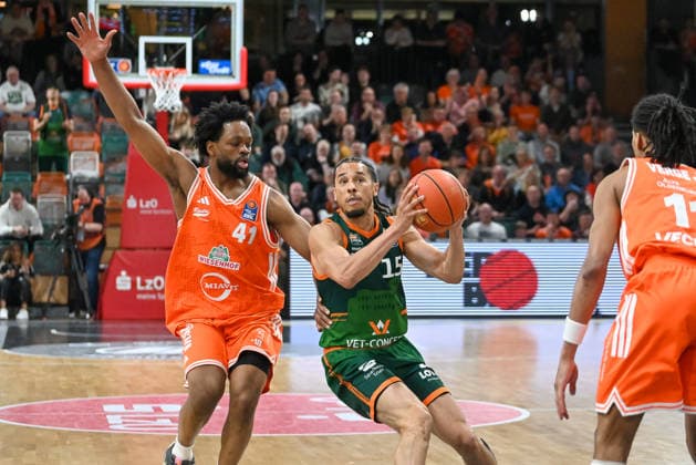 Jordan Roland VET CONCEPT Gladiators Trier, 15 vs Lloyd Pandi RASTA Vechta, 41 RASTA Vechta vs VET CONCEPT Gladiators Trier, easyCredit Basketball Bundesliga, Play Ins, 2025 2026 season, 12 05 2026, RASTA Vechta vs VET CONCEPT Gladiators Trier, easyCredit Basketball Bundesliga, Play Ins, 2025 2026 season, 12 05 2026 Vechta Copyright: xEibner-Pressefoto RobertxGertzenx EP_RGN