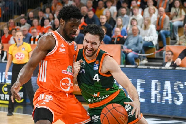 Clay Guillozet VET CONCEPT Gladiators Trier, 04 vs TJ Bamba RASTA Vechta, 05 RASTA Vechta vs VET CONCEPT Gladiators Trier, easyCredit Basketball Bundesliga, Play Ins, Season 2025 2026, 12 05 2026, RASTA Vechta vs VET CONCEPT Gladiators Trier, easyCredit Basketball Bundesliga, Play Ins, Season 2025 2026, 12 05 2026 Vechta Copyright: xEibner-Pressefoto RobertxGertzenx EP_RGN