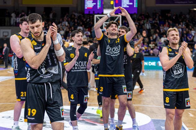 ProA, BG Goettingen vs Bozic Estriche Kirchheim Knights, Sparkassen Arena Goettingen 12 05 2026 ProA, Goettingen, Germany 12 05 2026 The players of the Bozic Estriche Kirchheim Knights after the game, Barmer ProA 2 Basketball Bundesliga, Playoffs, Game of BG Goettingen vs Bozic Estriche Kirchheim Knights, Sparkassen Arena Goettingen Copyright: xBEAUTIFULxSPORTS Freudensteinx