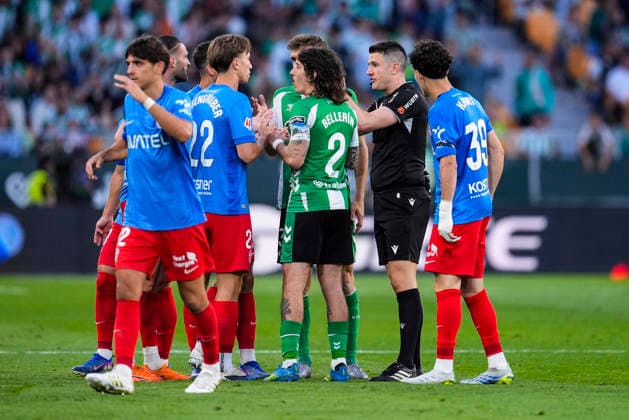 May 12, 2026, Sevilla, Sevilla, SPAIN: Leo Petrot of Elche CF see the red card during the Spanish league, LaLiga EA Sports, football match played between Real Betis and Elche CF at La Cartuja stadium on May 12, 2026, in Sevilla, Spain. Sevilla SPAIN - ZUMAa181 20260512_zaa_a181_126 Copyright: xJoaquinxCorcherox