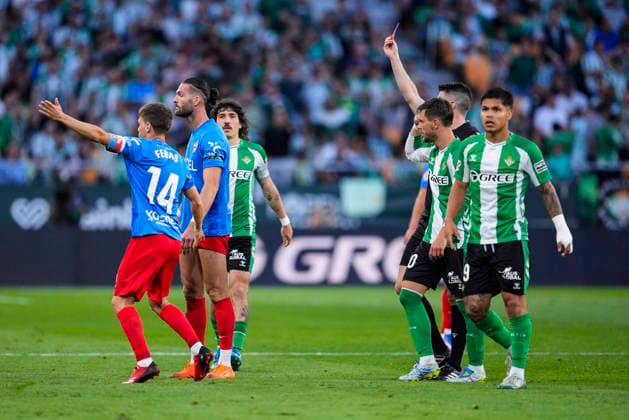 May 12, 2026, Sevilla, Sevilla, SPAIN: Leo Petrot of Elche CF see the red card during the Spanish league, LaLiga EA Sports, football match played between Real Betis and Elche CF at La Cartuja stadium on May 12, 2026, in Sevilla, Spain. Sevilla SPAIN - ZUMAa181 20260512_zaa_a181_128 Copyright: xJoaquinxCorcherox