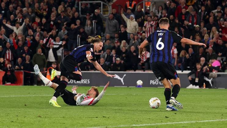 LÃ o Scienza of Southampton goes down challenged by Luke Ayling of Middlesbrough but no penalty is awarded Southampton v Middlesbrough, EFL Sky Bet Championship, Play-Off Semi Final, Second Leg, Football, St Mary s Stadium, Southampton, UK - 12 May 2026Southampton St Mary s Stadium United Kingdom EDITORIAL USE ONLY No use with unauthorised audio, video, data, fixture lists, club league logos or live services. Online in-match use limited to 120 images, no video emulation. No use in betting, games or single club league player publications. Copyright: xKieranxMcManus Shutterstockx 16871478bh
