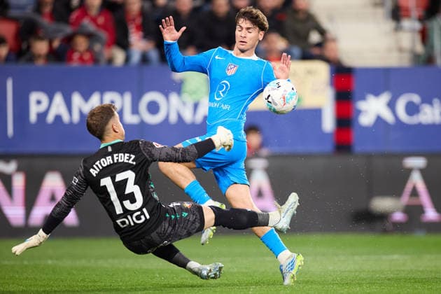 May 12, 2026, Pamplona, Navarra, SPAIN: Aitor Fernandez of CA Osasuna competes for the ball with Rodrigo Mendoza of Atletico de Madrid during the LaLiga EA Sports match between CA Osasuna and Atletico de Madrid at El Sadar on May 12, 2026, in Pamplona, Spain. CA Osasuna V Atletico De Madrid - LaLiga EA Sports  - ZUMAa181 20260512_zaa_a181_155 Copyright: xRicardoxLarreinax