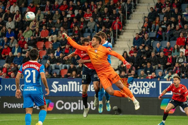 Musso (N1) deflects a cross in front of Budimir (N17) during the La Liga EA Sports match between CA Osasuna and Atletico de Madrid at Estadio El Sadar on May 12th 2026, in Madrid, Spain Copyright: xAndresxLopezxSheridanxx xSPPx Sportspressphoto_SPR145571