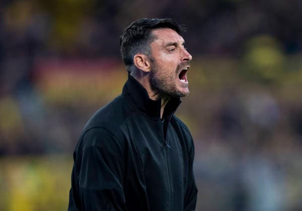 Einzelbild, Single image Albert Riera Eintracht Frankfurt, Trainer gibt Anweisungen, gestikuliert, mit den Armen gestikulieren, gives instructions, gesticulate, gesticolando, emotionen Borussia Dortmund Eintracht Frankfurt, 33 Spieltag, 1 Bundesliga in Dortmund, Signal Iduna Park DFL regulations prohibit any use of photographs as image sequences and or quasi video Copyright: HMBxMedia xMarcoxBader