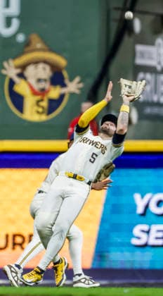 Milwaukee Brewers center fielder Garrett Mitchell catches a fly ball hit by San Diego Padres center fielder Jackson Merrill in the sevent inning of the MLB, Baseball Herren, USA game between the San Diego Padres and the Milwaukee Brewers at American Family Field in Milwaukee, Wisconsin on Tuesday, May 12, 2026.  MIL20260512836 TANNENxMAURY