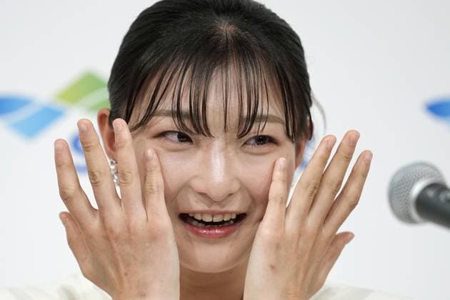 Figure skating, Eiskunstlauf Sakamoto at retirement press conference, PK, Pressekonferenz Japan s Kaori Sakamoto, a two-time women s figure skating Olympic medalist and four-time world champion, wipes away tears during her retirement press conference at a hotel in Kobe, Hyogo Prefecture in western Japan, on May 13, 2026.  A14AA0005548691P
