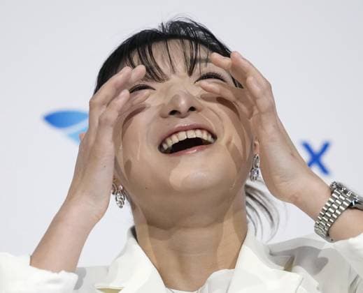 Figure skating, Eiskunstlauf Sakamoto at retirement press conference, PK, Pressekonferenz Japan s Kaori Sakamoto, a two-time women s figure skating Olympic medalist and four-time world champion, wipes away tears during her retirement press conference at a hotel in Kobe, Hyogo Prefecture in western Japan, on May 13, 2026.  A14AA0005548696P