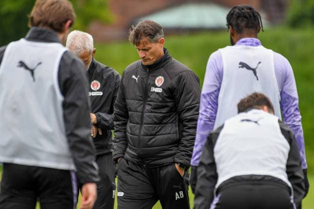 Coach Alexander Blessin Pauli Germany , Hamburg , Training ground at Kollaustrasse , Football , 1 Bundesliga , Training of FC St Pauli