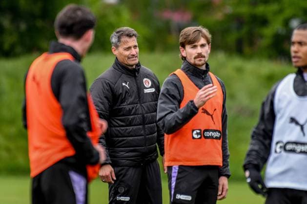 Fin Stevens Coach Alexander Blessin Connor Metcalfe Joel Chima Fujita Pauli Germany , Hamburg , Training ground at Kollaustrasse , Football , 1 Bundesliga , Training of FC St Pauli