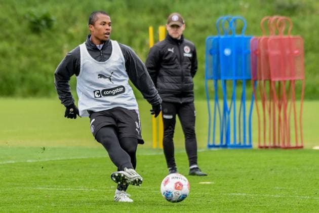 Joel Chima Fujita Pauli on the ball Germany , Hamburg , Training ground at Kollaustrasse , Football , 1 Bundesliga , Training of FC St Pauli