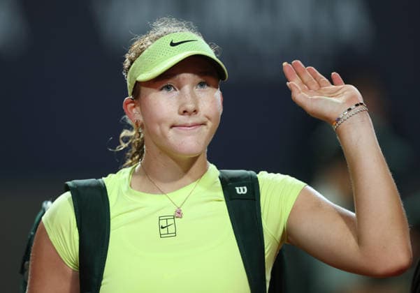(260513) -- ROME, May 13, 2026 -- Mirra Andreeva of Russia waves to the crowd after losing the women s singles quarterfinal between Coco Gauff of the United States and Mirra Andreeva of Russia at the WTA, Tennis Damen Italian Open in Rome, Italy, May 12, 2026. ) (SP)ITALY-ROME-TENNIS-WTA-ITALIAN OPEN LixJing 