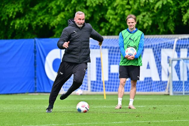 13 05 2026, Football, Men, 2 BL, Season 2025 2026, Training Holstein Kiel Coach Tim Walter wants to kick again himself, or shoot penalties with trick shot Kiel, Projensdorf Projensdorf, Training ground Schleswig Holstein Germany