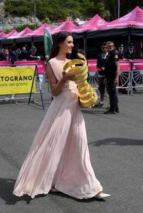 IPA84632436 - Valentina and trophy without end during Stage 5 - Praia a Mare - Potenza, Giro d Italia race in Potenza, Italy, May 13 2026  Copyright: xPasqualexGolia IPAxSportx xx 84632436