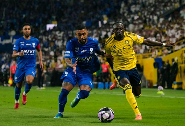 RIYADH, SAUDI ARABIA - MAY 12: Sadio ManÃ of Al Nassr battles for the ball with Malcom of Al Hilal during the Saudi Pro League match between Al Nassr and Al Hilal at Al Awwal Park on May 12, 2026 in Riyadh, Saudi Arabia.  Copyright: xKhalidxAlhaj MBxMediax