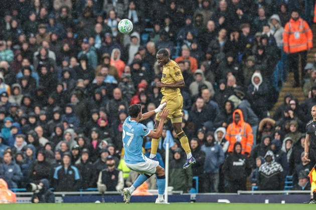 Premier League: Manchester City v Crystal Palace Tyrick Mitchell of Crystal Palace heads clear during the Premier League match Manchester City vs Crystal Palace at Etihad Stadium, Manchester, United Kingdom on 13 May 2026 (Photo by Mark Cosgrove News Images) Manchester Etihad Stadium Greater Manchester United, ManU Kingdom Copyright: xMarkxCosgrove NewsxImagesx