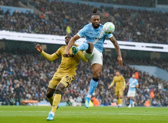 Manchester, England, 13th May 2026. Jaydee Canvot of Crystal Palace tussles with Antoine Semenyo of Manchester City during the Manchester City vs Crystal Palace Premier League match at the Etihad Stadium, Manchester. Picture credit should read: Andrew Yates Sportimage EDITORIAL USE ONLY. No use with unauthorised audio, video, data, fixture lists, club league logos or live services. Online in-match use limited to 120 images, no video emulation. No use in betting, games or single club league player publications. SPI_028_AY_Man_City_Palace SPI-4799-0028