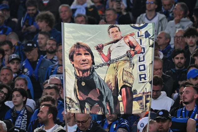 Foto IPP Felice De Martino Roma 13 05 2026 Calcio Coppa Italia 2025-2026 - Finale Lazio - Inter Nella foto: Striscione eposto dai tifosi dell Inter con l allenatore Cristian Chivu che tiene al guinzaglio Antonio Conte allenatore del Napoli Italy Photo Press World Copyright Roma italy Italia ITALY  Copyright: xR4924_italyphotopressx