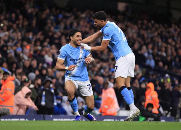 Fußball Premier League Manchester City gegen Crystal Palace 13. Mai 2026 Premier League Manchester City gegen Crystal Palace Omar Marmoush von Manchester City feiert seinen zweiten Treffer mit Matheus Nunes Foto Simon Stacpoole Abseits Manchester UK  Copyright: xSimonxStacpoolexOffside