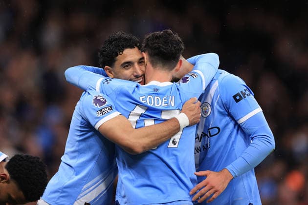 Fußball Premier League Manchester City gegen Crystal Palace 13. Mai 2026 Premier League Manchester City gegen Crystal Palace Omar Marmoush von Manchester City feiert seinen zweiten Treffer mit seinen Teamkollegen Foto Simon Stacpoole Abseits Manchester UK  Copyright: xSimonxStacpoolexOffside
