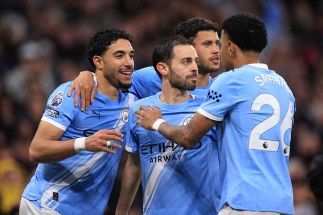 Fußball Premier League Manchester City gegen Crystal Palace 13. Mai 2026 Premier League Manchester City gegen Crystal Palace Omar Marmoush von Manchester City feiert seinen zweiten Treffer mit seinen Teamkollegen Foto Simon Stacpoole Abseits Manchester UK  Copyright: xSimonxStacpoolexOffside