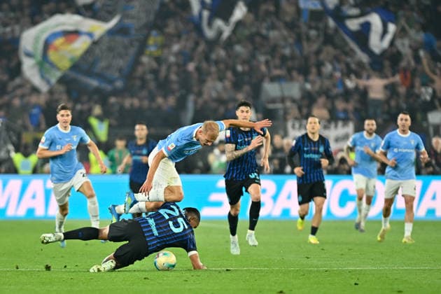Foto IPP Cavaliere Emiliano Roma 13 05 2026 Calcio. Finale Coppa Italia 2025-2026. Lazio vs Inter. Nella foto: entrata scompostadi Manuel Akanji su Gustav Isaksen. Italy Photo Press - World Copyright italy ITALY  Copyright: xR4924_italyphotopressx