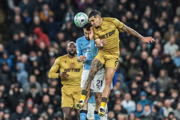 Premier League: Manchester City v Crystal Palace Daniel Munoz of Crystal Palace jumps up to win the high ball during the Premier League match Manchester City vs Crystal Palace at Etihad Stadium, Manchester, United Kingdom on 13 May 2026 (Photo by Mark Cosgrove News Images) Manchester Etihad Stadium Greater Manchester United, ManU Kingdom Copyright: xMarkxCosgrove NewsxImagesx