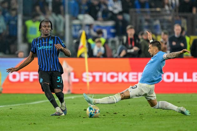 LazioÕs Mattia Zaccagni fights for the ball with InterÕs Yann-Aurel Bisseck during the Frecciarossa Italian Cup 2025 2026 final soccer match between Lazio and Inter Milan at the Stadio Olimpico in Rome, Italy - May 13, 2026 - Soccer  Copyright: xTanoxPecoraro LaPressex