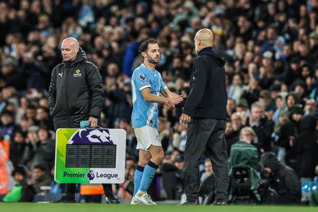 Premier League: Manchester City v Crystal Palace Bernardo Silva of Manchester City shakes hands with Josep Guardiola manager of Manchester City as he is substituted off during the Premier League match Manchester City vs Crystal Palace at Etihad Stadium, Manchester, United Kingdom on 13 May 2026 (Photo by Mark Cosgrove News Images) Manchester Etihad Stadium Greater Manchester United, ManU Kingdom Copyright: xMarkxCosgrove NewsxImagesx