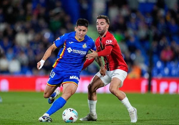 May 13, 2026, Getafe, Madrid, Spain: Martin Satriano of Getafe CF and Sergi Darder of RCD Mallorca compete for the ball during the Spanish League, LaLiga EA Sports, football match played between Getafe CF and RCD Mallorca at Coliseum de Getafe stadium on May 13, 2026, in Getafe, Spain. Getafe Spain - ZUMAa181 20260513_zaa_a181_276 Copyright: xDennisxAgyemanx