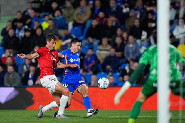 May 13, 2026, Getafe, Madrid, Spain: Martin Satriano of Getafe CF and David Lopez of RCD Mallorca compete for the ball during the Spanish League, LaLiga EA Sports, football match played between Getafe CF and RCD Mallorca at Coliseum de Getafe stadium on May 13, 2026, in Getafe, Spain. Getafe CF V RCD Mallorca - LaLiga EA Sports  - ZUMAa181 20260513_zaa_a181_277 Copyright: xDennisxAgyemanx