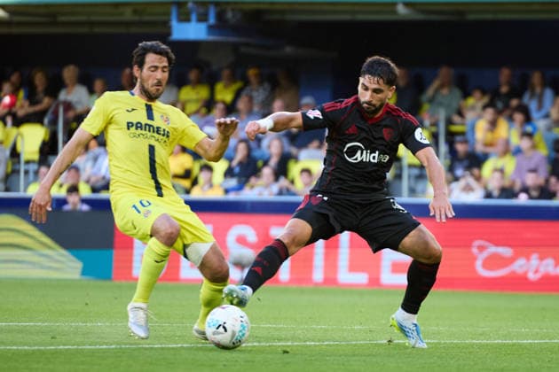 Kings League Italy 2026 May 13, 2026, Villarreal, Castellon, Spain Akor Adams of Sevilla FC competes for the ball with Dani Parejo of Villarreal CF during the Spanish championship LaLiga football match between Villarreal CF and Sevilla CF on 13 May 2026 at Ceramica Stadium in Villarreal, Spain Villarreal Fonzies Arena Spain Spanish La Liga EA Sports soccer match Villarreal vs Sevilla Copyright: xCerezox