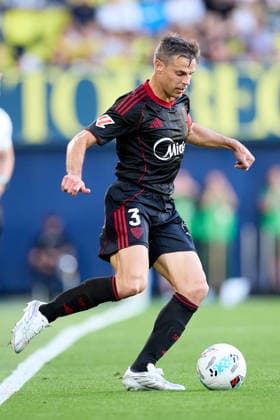 Kings League Italy 2026 May 13, 2026, Villarreal, Castellon, Spain Cesar Azplilicueta of Sevilla FC passes the ball during the Spanish championship LaLiga football match between Villarreal CF and Sevilla CF on 13 May 2026 at Ceramica Stadium in Villarreal, Spain Villarreal Fonzies Arena Spain Spanish La Liga EA Sports soccer match Villarreal vs Sevilla Copyright: xCerezox