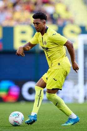 Kings League Italy 2026 May 13, 2026, Villarreal, Castellon, Spain Alexander Freeman of Villarreal CF passes the ball during the Spanish championship LaLiga football match between Villarreal CF and Sevilla CF on 13 May 2026 at Ceramica Stadium in Villarreal, Spain Villarreal Fonzies Arena Spain Spanish La Liga EA Sports soccer match Villarreal vs Sevilla Copyright: xCerezox
