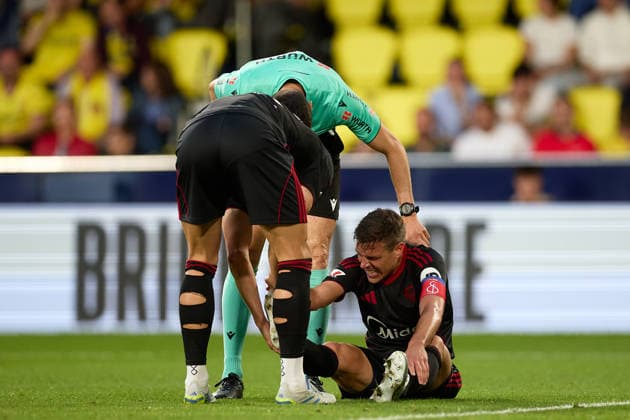 Kings League Italy 2026 May 13, 2026, Villarreal, Castellon, Spain Cesar Azplilicueta of Sevilla FC lies injured on the pitch during the Spanish championship LaLiga football match between Villarreal CF and Sevilla CF on 13 May 2026 at Ceramica Stadium in Villarreal, Spain Villarreal Fonzies Arena Spain Spanish La Liga EA Sports soccer match Villarreal vs Sevilla Copyright: xCerezox