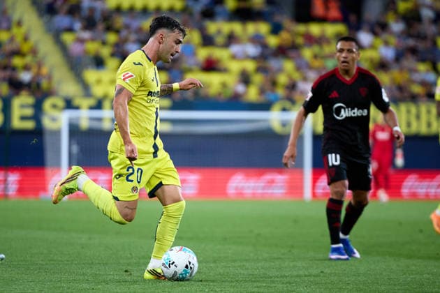 Kings League Italy 2026 May 13, 2026, Villarreal, Castellon, Spain Alberto Moleiro of Villarreal CF passes the ball during the Spanish championship LaLiga football match between Villarreal CF and Sevilla CF on 13 May 2026 at Ceramica Stadium in Villarreal, Spain Villarreal Fonzies Arena Spain Spanish La Liga EA Sports soccer match Villarreal vs Sevilla Copyright: xCerezox