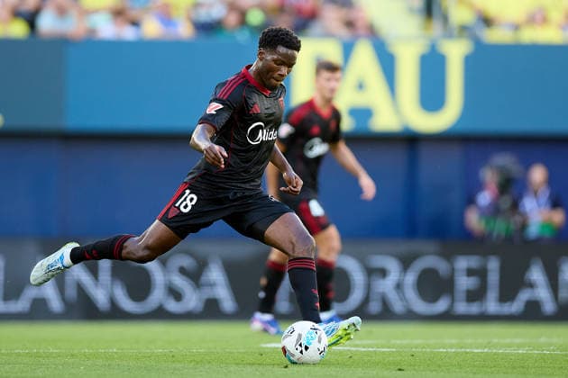 Kings League Italy 2026 May 13, 2026, Villarreal, Castellon, Spain Lucien Agoume of Sevilla FC passes the ball during the Spanish championship LaLiga football match between Villarreal CF and Sevilla CF on 13 May 2026 at Ceramica Stadium in Villarreal, Spain Villarreal Fonzies Arena Spain Spanish La Liga EA Sports soccer match Villarreal vs Sevilla Copyright: xCerezox