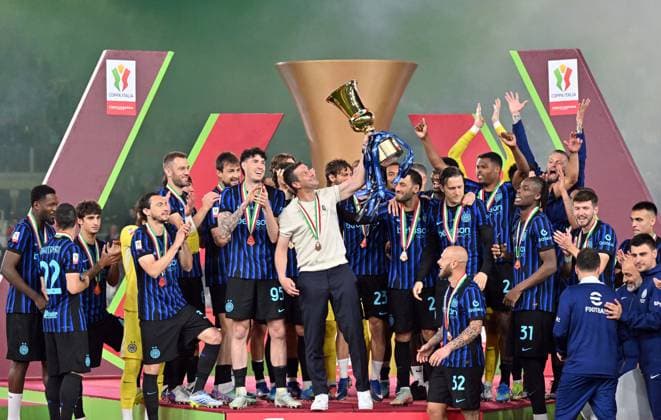 Foto IPP Felice De Martino Roma 13 05 2026 Calcio Coppa Italia 2025-2026 - Finale Lazio - Inter 0-2 Nella foto: al centro Cristian Chivu allenatore dell Inter festeggia la vittoria sollevando il trofeo Italy Photo Press World Copyright italy ITALY  Copyright: xR4924_italyphotopressx