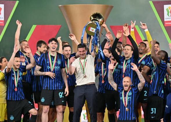 Foto IPP Felice De Martino Roma 13 05 2026 Calcio Coppa Italia 2025-2026 - Finale Lazio - Inter 0-2 Nella foto: al centro Cristian Chivu allenatore dell Inter festeggia la vittoria sollevando il trofeo Italy Photo Press World Copyright italy ITALY  Copyright: xR4924_italyphotopressx