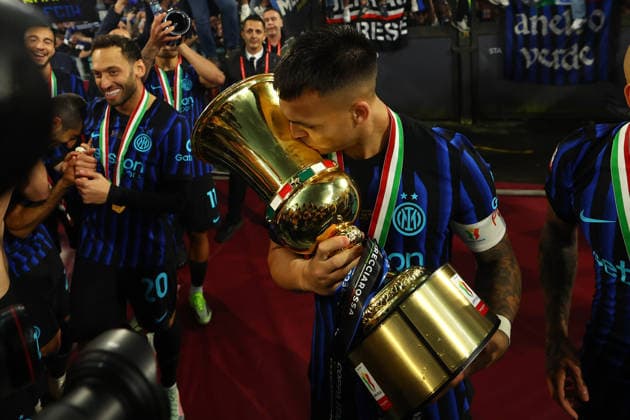 May 13, 2026, Rome, Lazio, Italy: Inter players lift the trophy after win Coppa Italia Final, between SS Lazio - Inter FC at Stadio Olimpico on May 13, 2026 in Rome , Italy. Lazio - Napoli - Coppa Italia Final  - ZUMAl131 20260513_zsp_l131_001 Copyright: xCiroxDexLucax