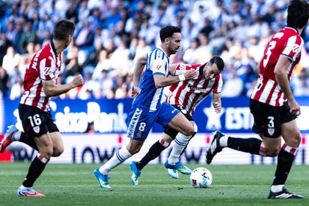 May 13, 2026, Barcelona, Barcelona, Spain: BARCELONA, SPAIN - MAY 13: Edu Exposito of RCD Espanyol challenges Alex Berenguer of Athletic Club for the ball during the LaLiga EA Sports match between RCD Espanyol and Athletic Club at RCDE Stadium on May 13, 2026 in Barcelona, Spain. Barcelona Spain - ZUMAs316 20260513_znp_s316_032 Copyright: xMartixSeguraxRamonedax