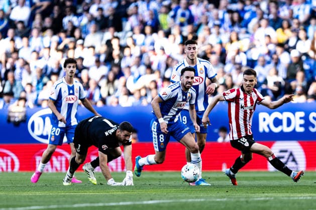 May 13, 2026, Barcelona, Barcelona, Spain: BARCELONA, SPAIN - MAY 13: Edu Exposito and Roberto Fernandez of RCD Espanyol challenges Unai Simon (goalkeeper) and Inigo Ruiz de Galarreta of Athletic Club for the ball during the LaLiga EA Sports match between RCD Espanyol and Athletic Club at RCDE Stadium on May 13, 2026 in Barcelona, Spain. Barcelona Spain - ZUMAs316 20260513_znp_s316_033 Copyright: xMartixSeguraxRamonedax