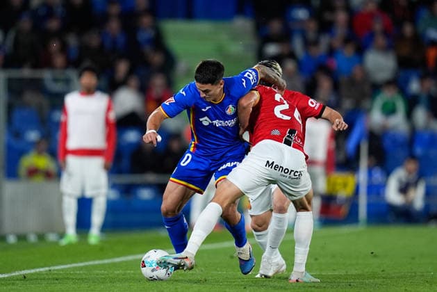 May 13, 2026, Getafe, Madrid, Spain: Martin Satriano of Getafe CF and Martin Valjent of RCD Mallorca compete for the ball during the Spanish League, LaLiga EA Sports, football match played between Getafe CF and RCD Mallorca at Coliseum de Getafe stadium on May 13, 2026, in Getafe, Spain. Getafe CF V RCD Mallorca - LaLiga EA Sports  - ZUMAa181 20260513_zaa_a181_333 Copyright: xDennisxAgyemanx
