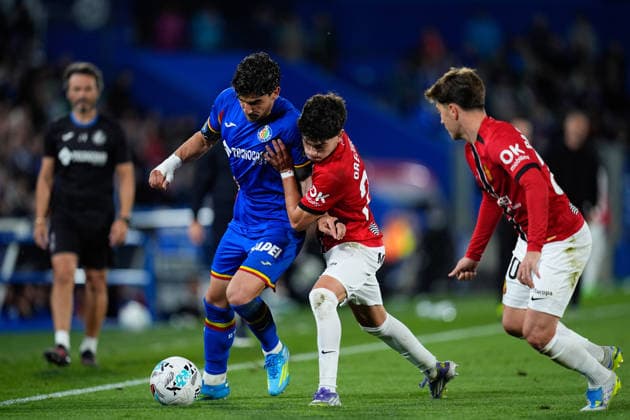 May 13, 2026, Getafe, Madrid, Spain: Mauro Arambarri of Getafe CF and Luis Orejuela De La Rosa of RCD Mallorca compete for the ball during the Spanish League, LaLiga EA Sports, football match played between Getafe CF and RCD Mallorca at Coliseum de Getafe stadium on May 13, 2026, in Getafe, Spain. Getafe Spain - ZUMAa181 20260513_zaa_a181_329 Copyright: xDennisxAgyemanx