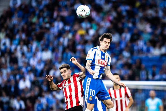 May 13, 2026, Barcelona, Barcelona, Spain: BARCELONA, SPAIN - MAY 13: Pol Lozano of RCD Espanyol challenges Robert Navarro of Athletic Club for the ball during the LaLiga EA Sports match between RCD Espanyol and Athletic Club at RCDE Stadium on May 13, 2026 in Barcelona, Spain. Soccer 2026: RCD Espanyol V Athletic Club - LaLiga EA Sports  - ZUMAs316 20260513_znp_s316_051 Copyright: xMartixSeguraxRamonedax