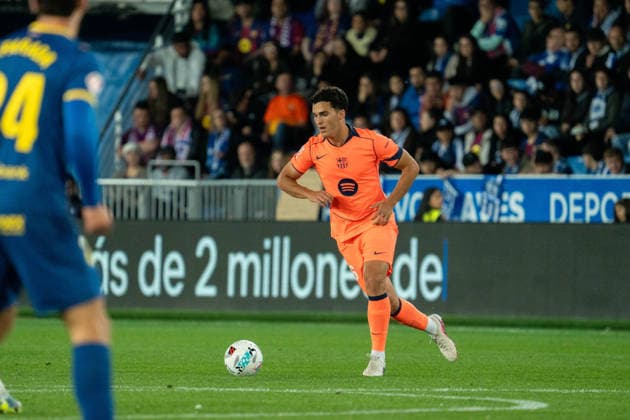Cortes (N36) with the ball during the La Liga EA Sports match between Alaves and Barcelona at Estadio Mendizorroza on May 13th 2026, in Vitoria Gasteiz, Spain Copyright: xAndresxLopezxSheridanxx xSPPx Sportspressphoto_SPR145975