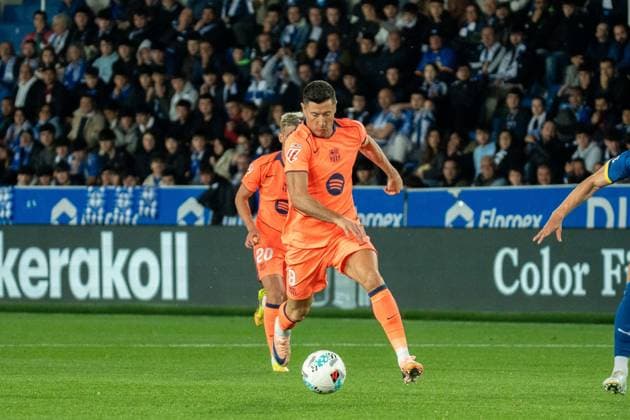 Robert Lewandowski (N9) in action with the ball during the La Liga EA Sports match between Alaves and Barcelona at Estadio Mendizorroza on May 13th 2026, in Vitoria Gasteiz, Spain Copyright: xAndresxLopezxSheridanxx xSPPx Sportspressphoto_SPR145980