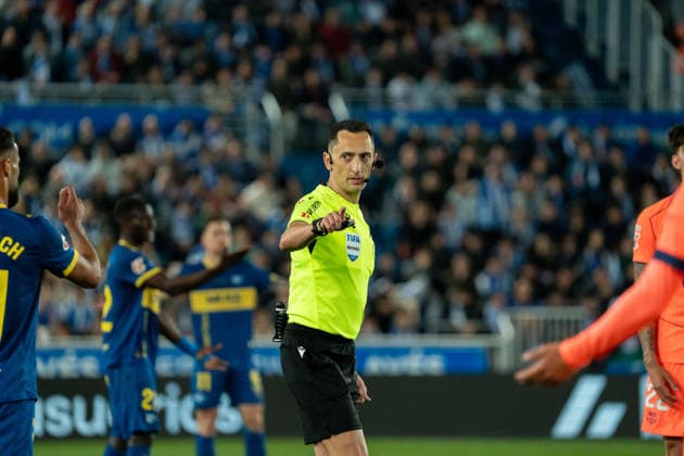 José María Sánchez Martínez the match referee during the La Liga EA Sports match between Alaves and Barcelona at Estadio Mendizorroza on May 13th 2026, in Vitoria Gasteiz, Spain Copyright: xAndresxLopezxSheridanxx xSPPx Sportspressphoto_SPR145983